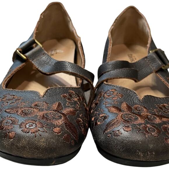 Taos Women’s Wish Leather Mary Jane Shoes Brown Floral Embossed, Size 9 - Picture 2 of 8